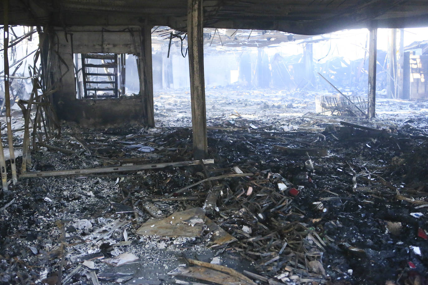 Tan solo la parte trasera de la gran estructura industrial se salvó casi intacta del incendio, sufriendo daños tan solo en el techo y la pared colindante al origen del fuego