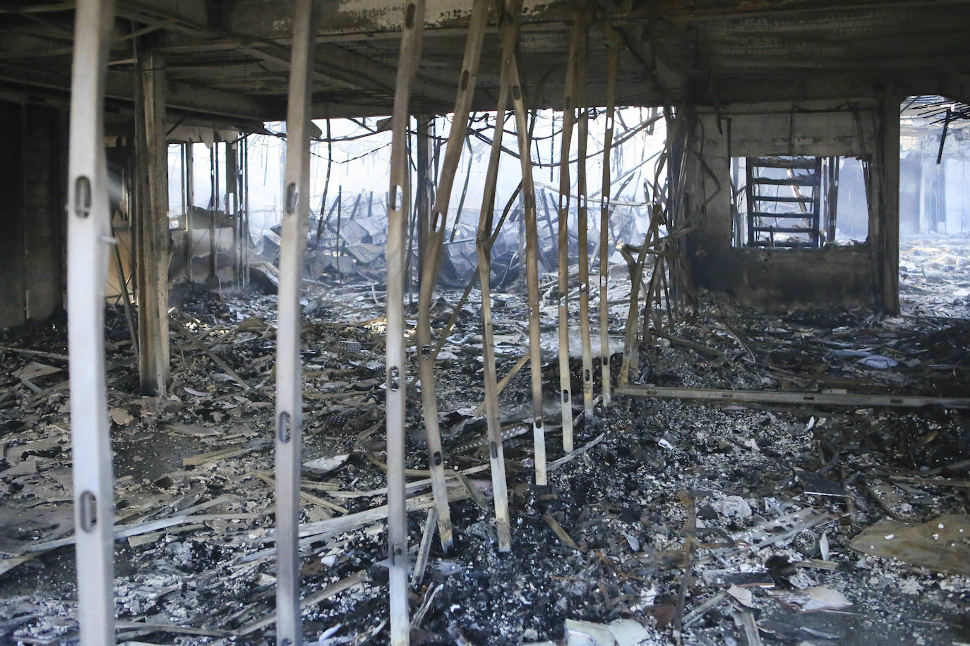 Tan solo la parte trasera de la gran estructura industrial se salvó casi intacta del incendio, sufriendo daños tan solo en el techo y la pared colindante al origen del fuego