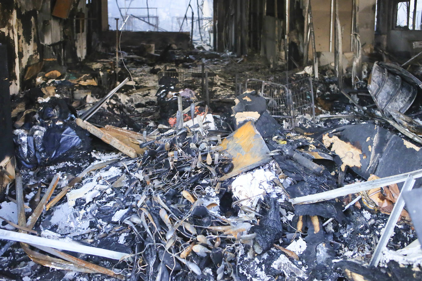 Tan solo la parte trasera de la gran estructura industrial se salvó casi intacta del incendio, sufriendo daños tan solo en el techo y la pared colindante al origen del fuego