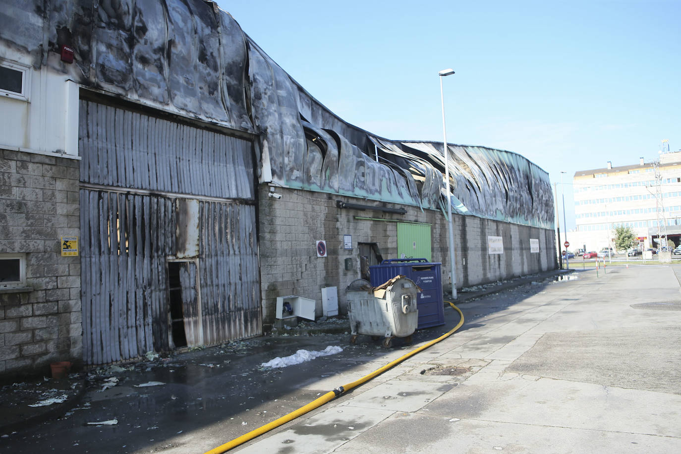 Tan solo la parte trasera de la gran estructura industrial se salvó casi intacta del incendio, sufriendo daños tan solo en el techo y la pared colindante al origen del fuego