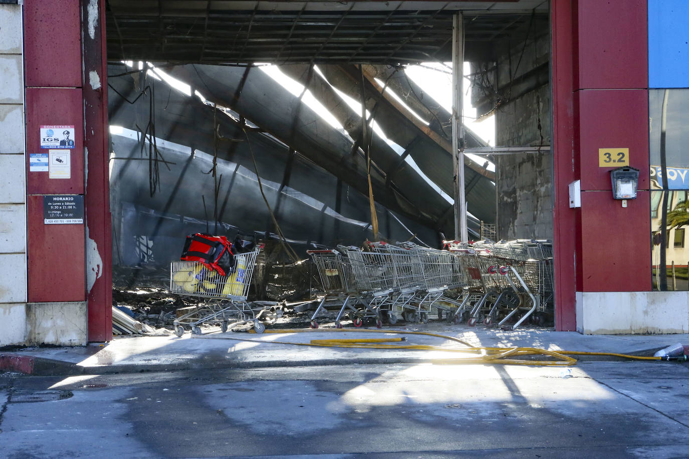 Tan solo la parte trasera de la gran estructura industrial se salvó casi intacta del incendio, sufriendo daños tan solo en el techo y la pared colindante al origen del fuego