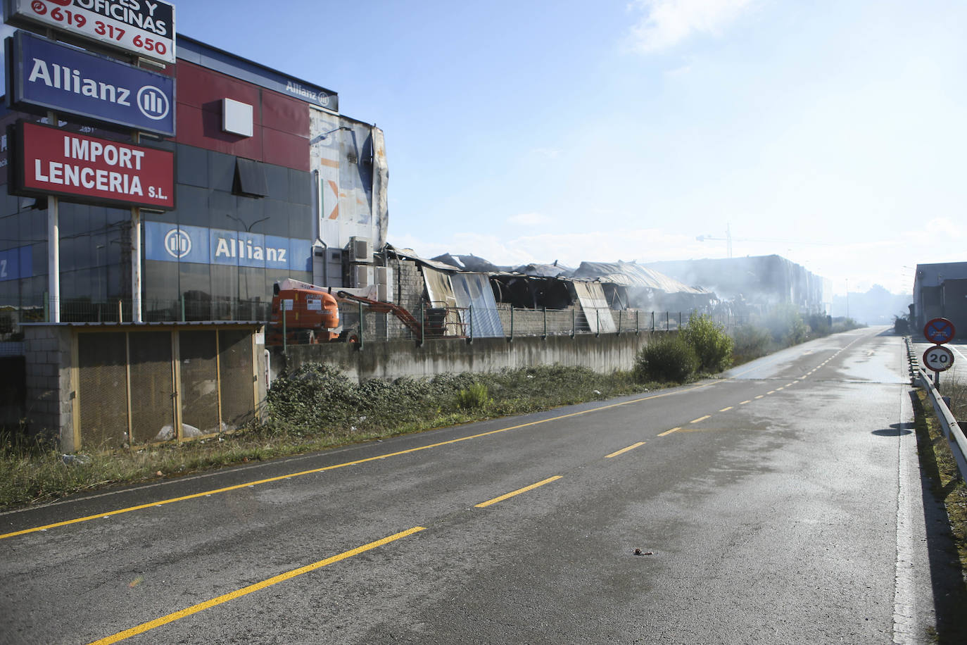 Tan solo la parte trasera de la gran estructura industrial se salvó casi intacta del incendio, sufriendo daños tan solo en el techo y la pared colindante al origen del fuego