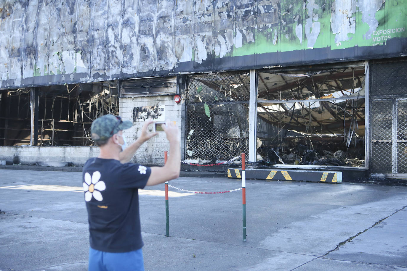 Tan solo la parte trasera de la gran estructura industrial se salvó casi intacta del incendio, sufriendo daños tan solo en el techo y la pared colindante al origen del fuego