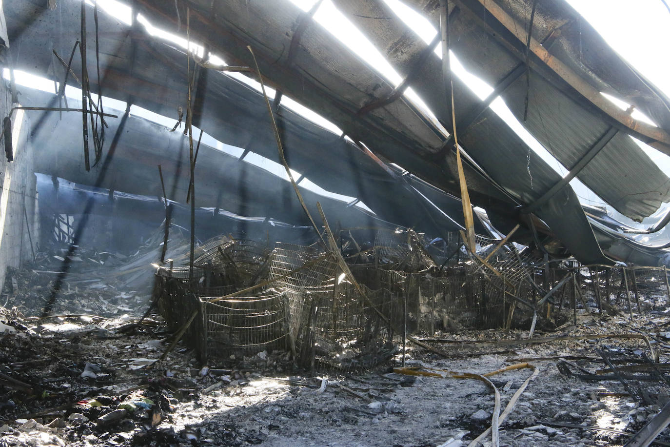 Tan solo la parte trasera de la gran estructura industrial se salvó casi intacta del incendio, sufriendo daños tan solo en el techo y la pared colindante al origen del fuego