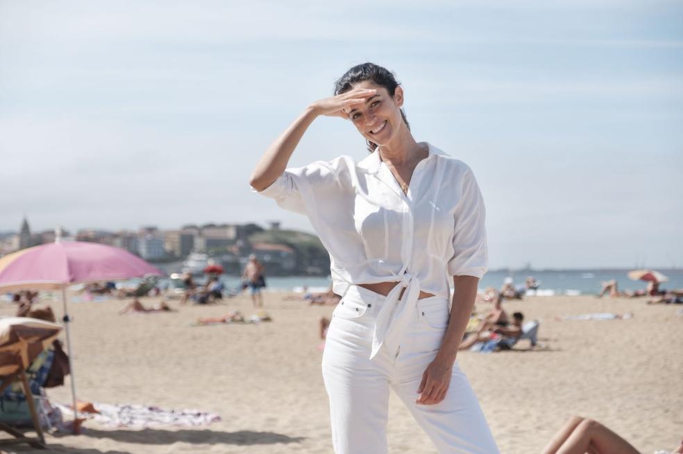 Blanca Romero: «Me encanta venir a la playa de San Lorenzo»