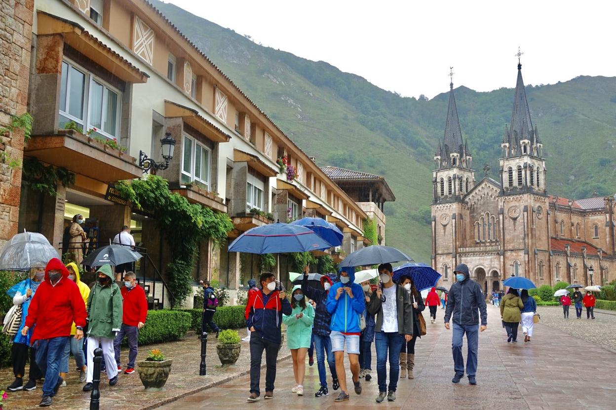 Covadonga. El Real Sitio es uno de los 'puntos calientes' señalados por el Ayuntamiento de Cangas de Onís porque no solo acoge a cientos de miles de turistas cada año, también es punto de partida para numerosas rutas de montaña por el Parque Nacional de los Picos de Europa y la subida a los Lagos de Covadonga. 