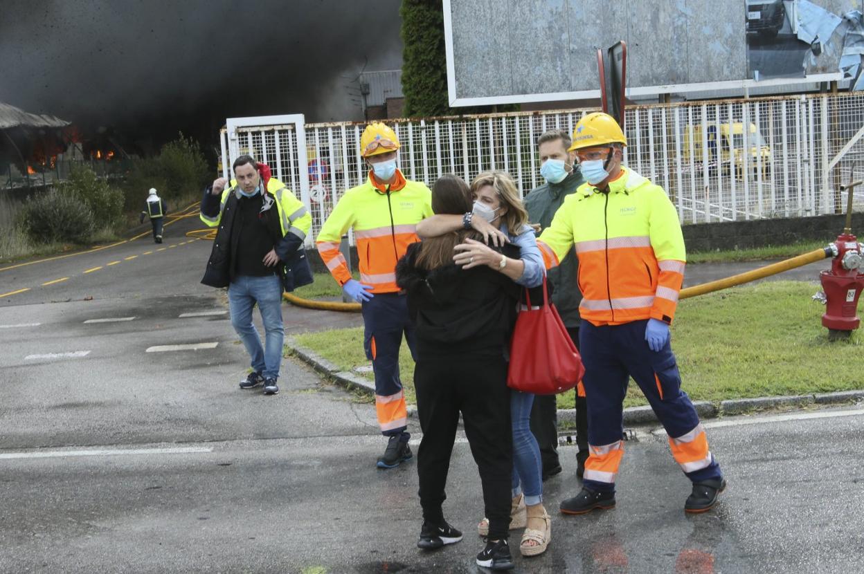 Dos mujeres se abrazan nerviosas por la situación. 