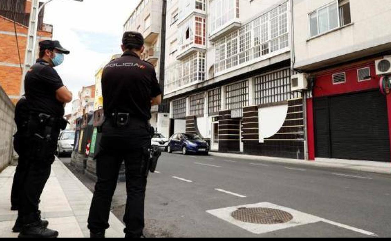 Agentes de Policía en Monforte, aquejada de un brote de coronavirus 