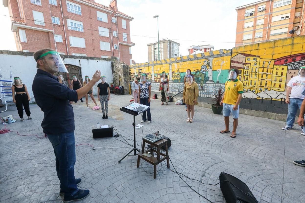 Al aire libre. El coro de la escuela de música Los Adioses ensaya en la calle y con pantallas. 