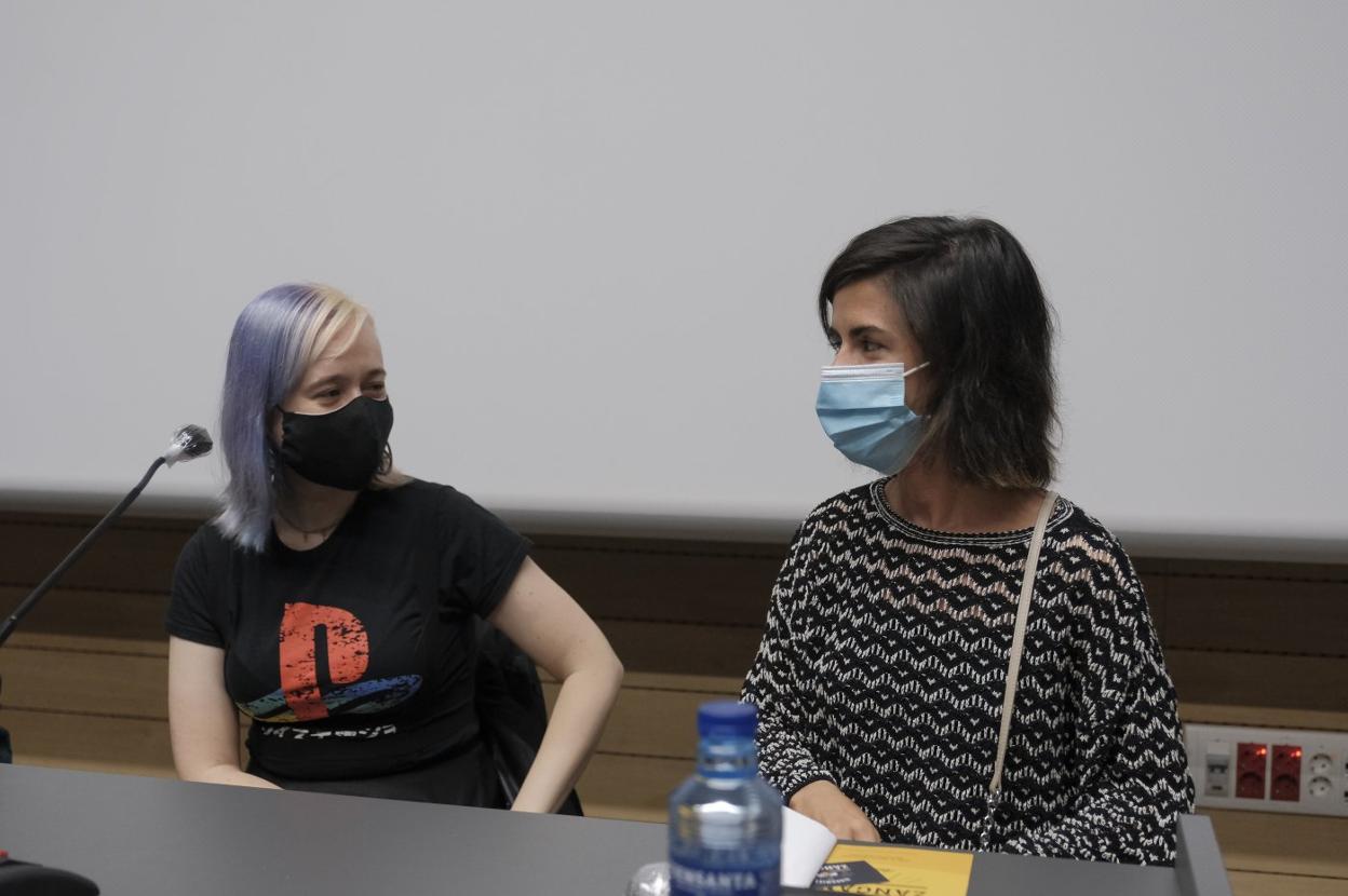 Laura González y Clara Sierra en la Escuela de Comercio. 