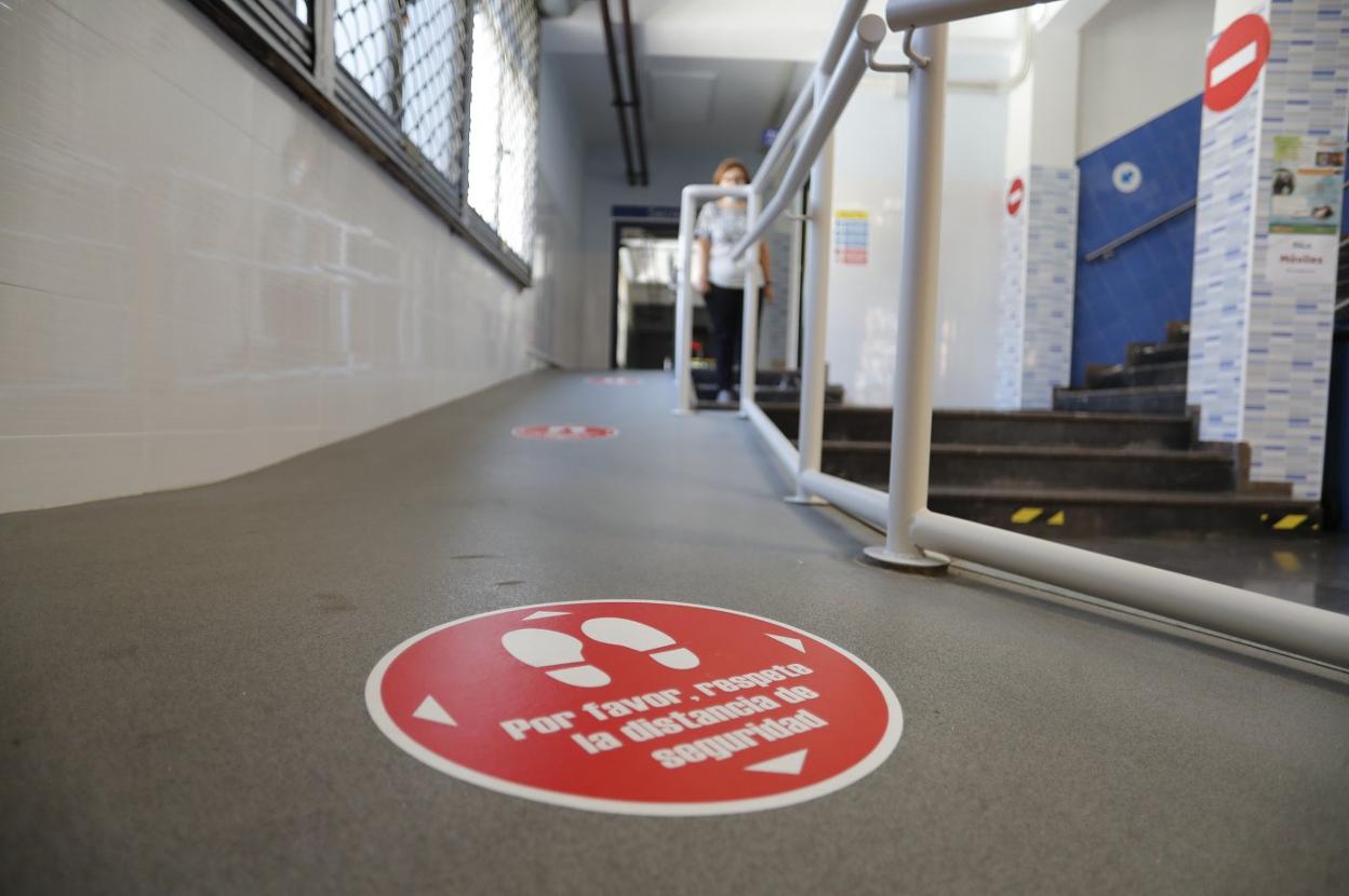Cartel de señalización en un instituto de Gijón en los preparativos para la vuelta a las aulas. 