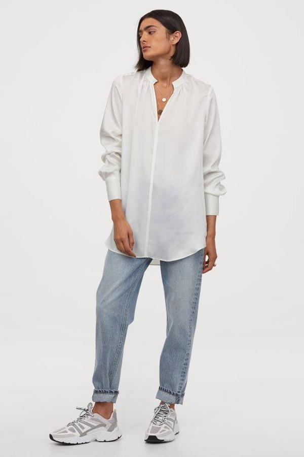 Blusa larga de satén en color blanco de H&M, 19,99 euros.