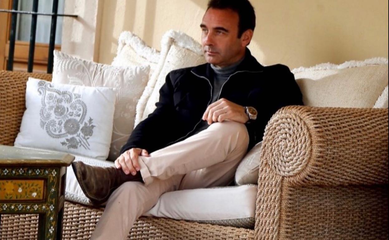 Enrique Ponce ha optado por situarse en una posición más discreta. 