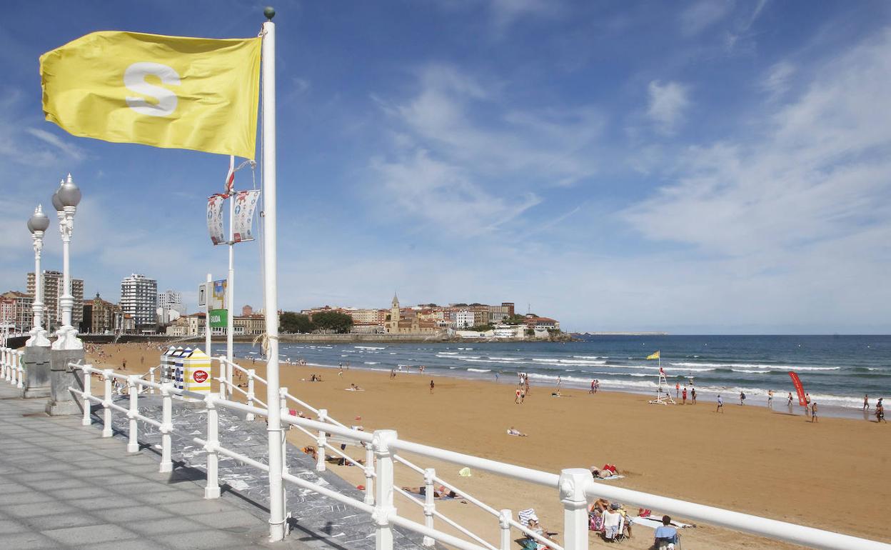 La playa de San Lorenzo, este lunes, con bandera amarilla.