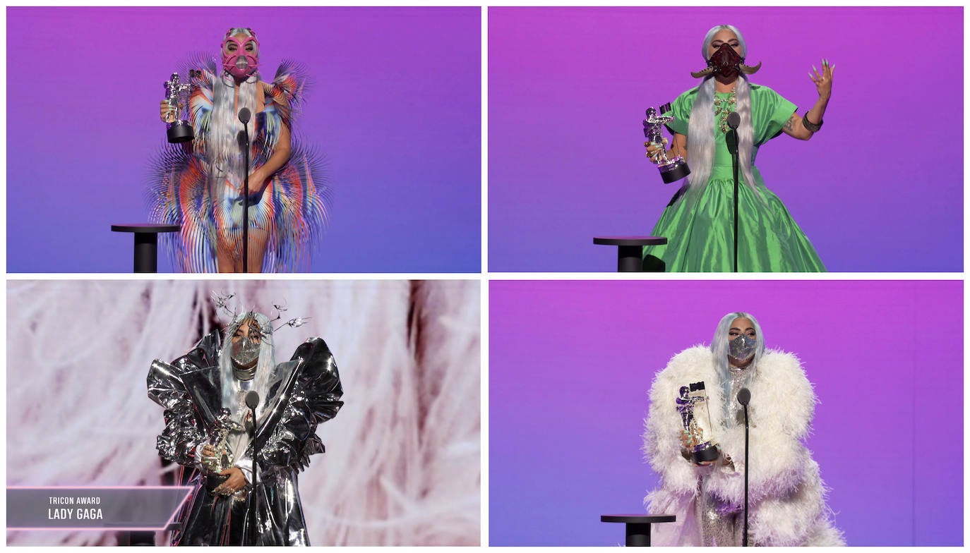 Lady Gaga fue la protagonista absoluta de la gala de los MTV Video Music Awards (VMA) 2020, no solo por los cinco galardones que se llevó, entre ellos el de artista del año, sino también por las sorprendentes mascarillas que lució en cada una de sus apariciones. La primera que llamó la atención fue una gran mascarilla rosas con alambres y malla metálica, pero después impactó con otra negra que tapaba prácticamente toda la cara y que en la zona frontal tenía una pequeña pantalla de luces que cambiaban de color. Más tarde, lució una de cuero decorada con largos cuernos en los laterales y pinchos metálicos. Esas fueron solo tres de las numerosas que usó para recoger sus cinco premios de la noche. Y es que, además de ser nombrada artista del año, recibió premios por 'Rain on Me', su proyecto con Ariana Grande: mejor colaboración, canción del año, y mejor fotografía. Además, se embolsó el primer premio 'Tricon' que se entrega en los VMAs, que reconoce el talento de un artista en tres o más disciplinas distintas. 