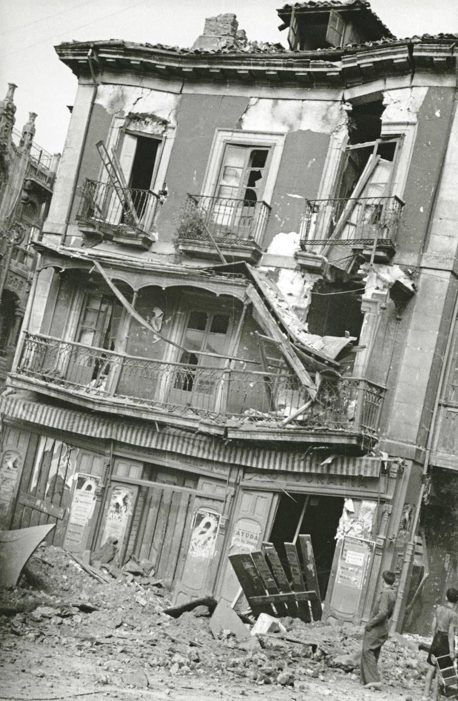 La exposición 'Frente a frente: dos visiones fotográficas de la Guerra Civil' que exhibe el Antiguo Instituto muestra los estragos del conflicto bélico en Gijón y Oviedo a través de las imágenes captadas por la cámara de Constantino Suárez y Florentino López, 'Floro'