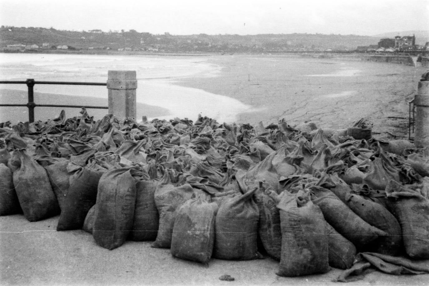 La exposición 'Frente a frente: dos visiones fotográficas de la Guerra Civil' que exhibe el Antiguo Instituto muestra los estragos del conflicto bélico en Gijón y Oviedo a través de las imágenes captadas por la cámara de Constantino Suárez y Florentino López, 'Floro'