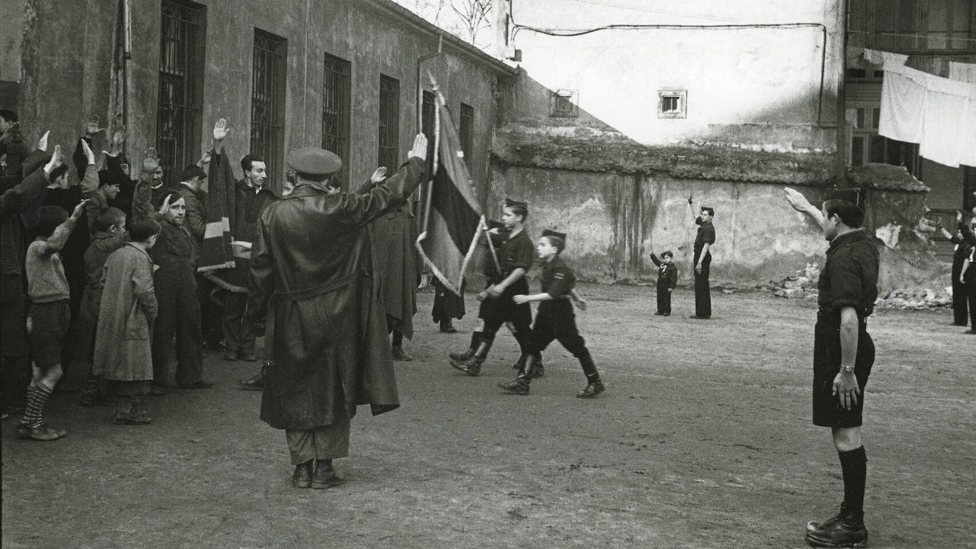 La exposición 'Frente a frente: dos visiones fotográficas de la Guerra Civil' que exhibe el Antiguo Instituto muestra los estragos del conflicto bélico en Gijón y Oviedo a través de las imágenes captadas por la cámara de Constantino Suárez y Florentino López, 'Floro'