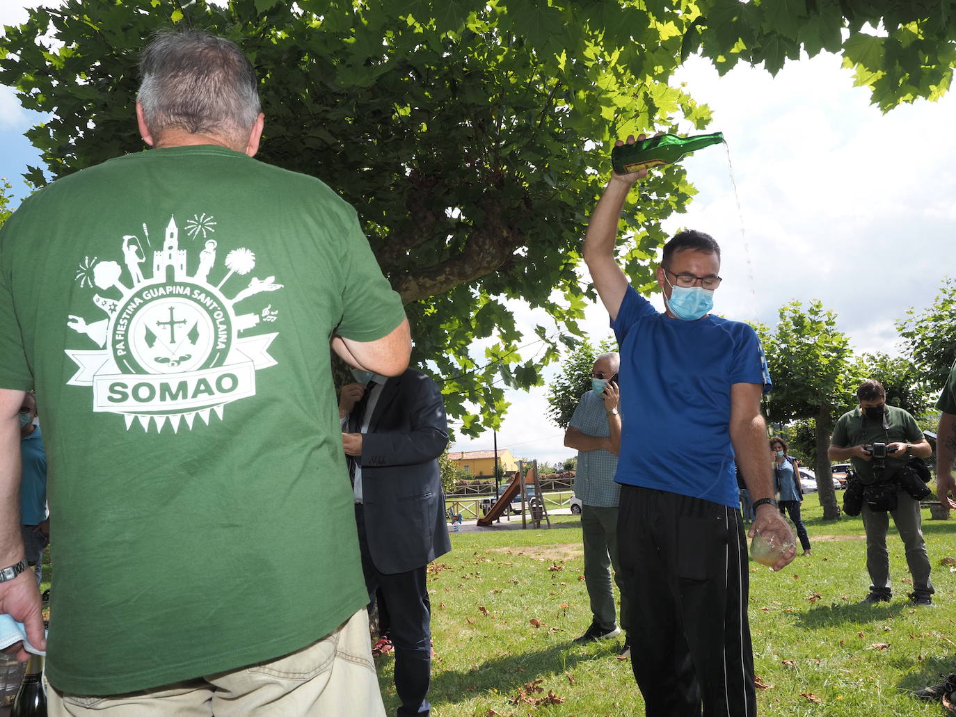 Los vecinos de Somao, en Pravia, no han tardado en salir a la calle a celebrar su reconocimiento como Pueblo Ejemplar de Asturias 2020.