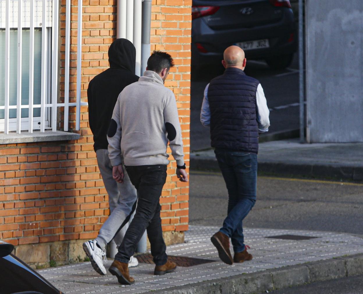 Pablo Sánchez, a la izquierda, con la Guardia Civil. 