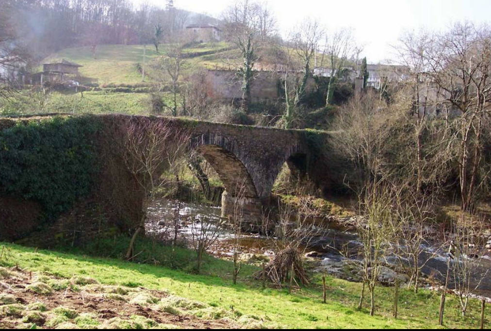 En el año 2001, el premio al Pueblo Ejemplar de Asturias recayó en el Valle y la parroquia de Paredes, en el corazón del concejo de Valdés.