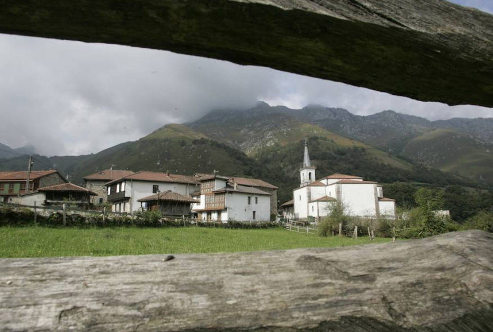 En 2009, el premio al Pueblo Ejemplar de Asturias fue para la Comunidad Vecinal de Sobrescobio. En la imagen, el núcleo de Soto de Agues, inicio de la conocida Ruta del Alba.