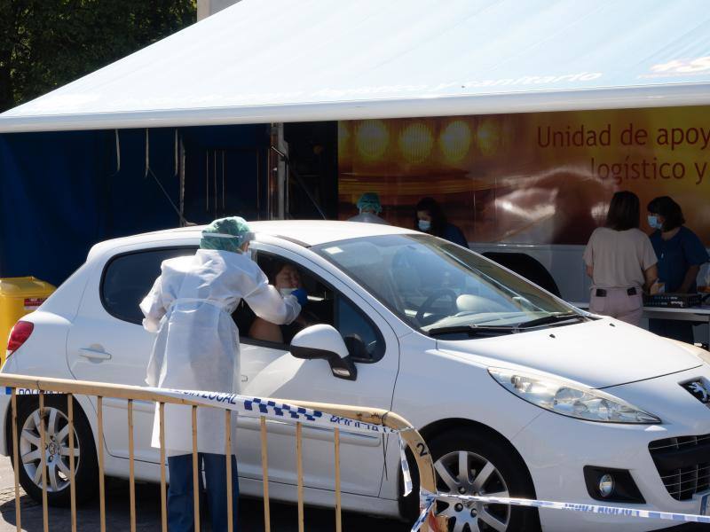 El dispositivo instalado en el pabellón de La Magdalena de Avilés ha comenzado este jueves a realizar las pruebas de detección del coronavirus, a causa del brote que acumula por el momento dieciséis positivos. A lo largo de esta mañana se han atendido a más de 200 personas con cita previa y hasta el momento se han registrado más de mil solicitudes para realizar las PCR. 