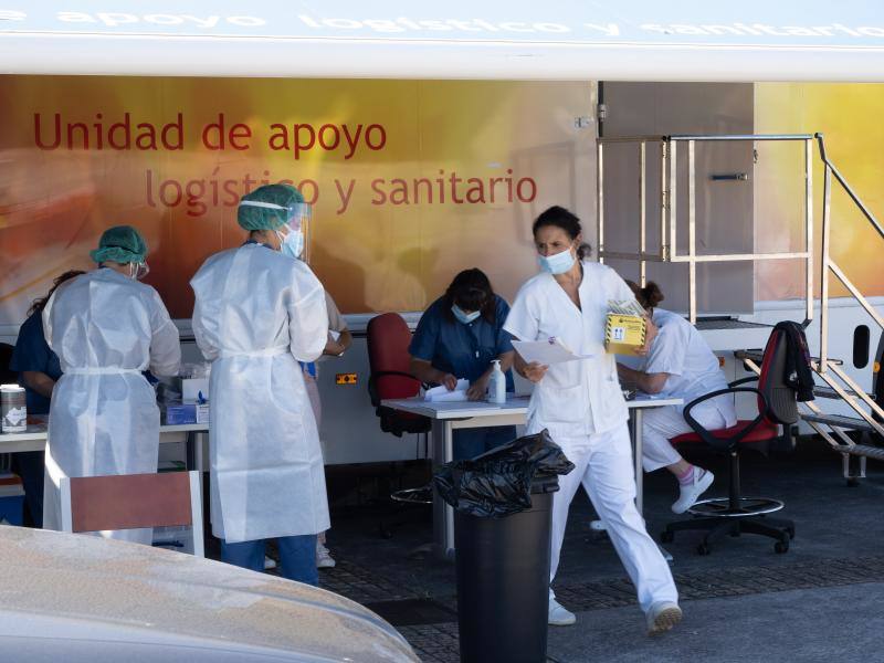 El dispositivo instalado en el pabellón de La Magdalena de Avilés ha comenzado este jueves a realizar las pruebas de detección del coronavirus, a causa del brote que acumula por el momento dieciséis positivos. A lo largo de esta mañana se han atendido a más de 200 personas con cita previa y hasta el momento se han registrado más de mil solicitudes para realizar las PCR. 