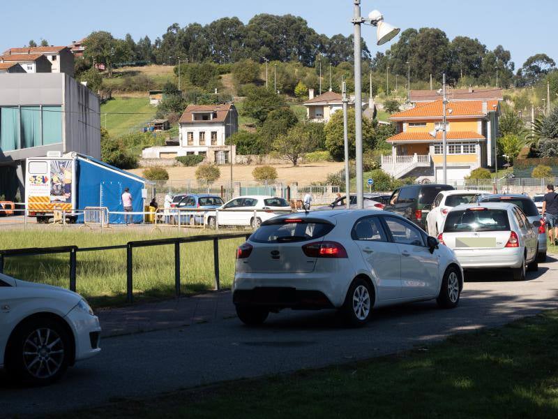 El dispositivo instalado en el pabellón de La Magdalena de Avilés ha comenzado este jueves a realizar las pruebas de detección del coronavirus, a causa del brote que acumula por el momento dieciséis positivos. A lo largo de esta mañana se han atendido a más de 200 personas con cita previa y hasta el momento se han registrado más de mil solicitudes para realizar las PCR. 