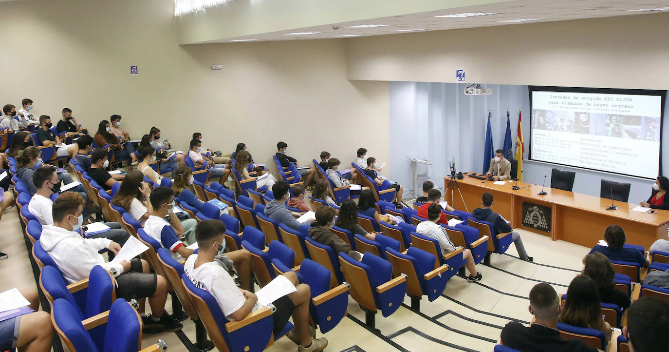 La Escuela Politécnica de Ingeniería de Gijón celebra esta semana dos jornadas de acogida para los estudiantes de nuevo ingreso, que superan los 700 en el centro gijonés.