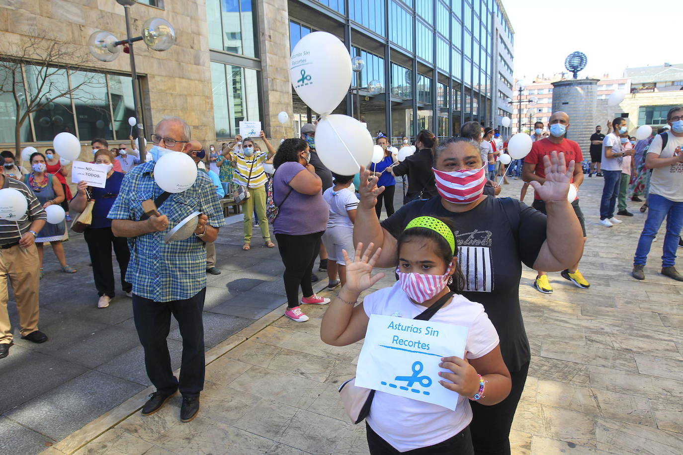 La plataforma #AsturiasSinRecortes, organizadora de la protesta estima que se «dejará sin cobertura a más de 20.000 personas de los colectivos más vulnerables y condena a la desaparición a muchas entidades pequeñas que son la mayoría».