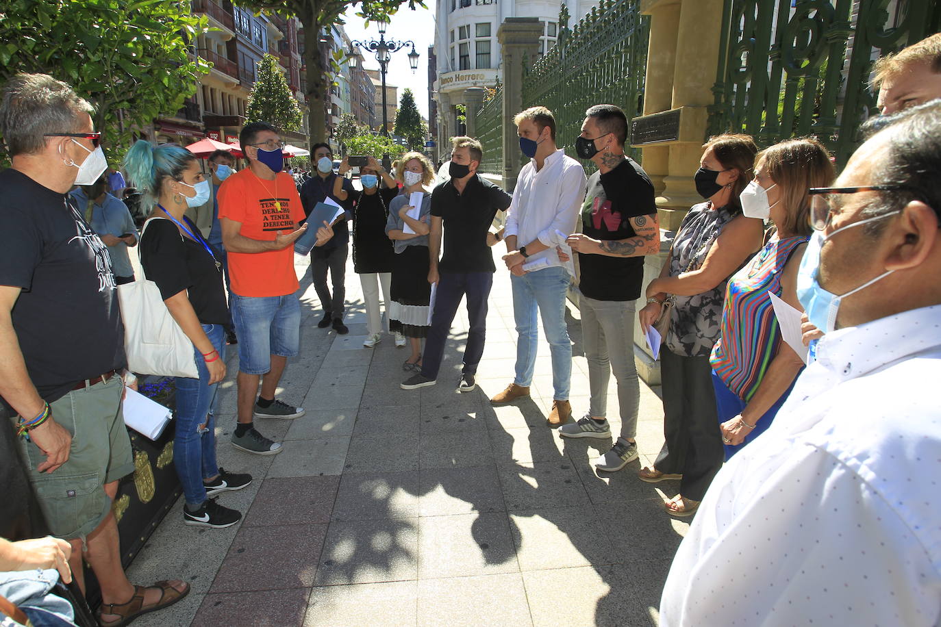 La plataforma #AsturiasSinRecortes, organizadora de la protesta estima que se «dejará sin cobertura a más de 20.000 personas de los colectivos más vulnerables y condena a la desaparición a muchas entidades pequeñas que son la mayoría».