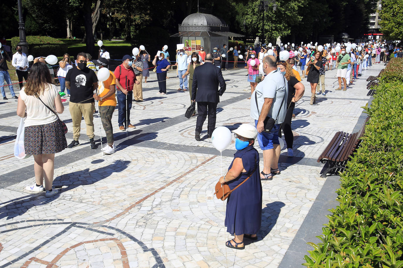 La plataforma #AsturiasSinRecortes, organizadora de la protesta estima que se «dejará sin cobertura a más de 20.000 personas de los colectivos más vulnerables y condena a la desaparición a muchas entidades pequeñas que son la mayoría».