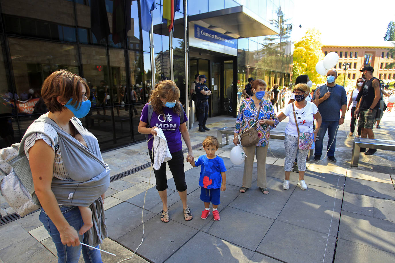 La plataforma #AsturiasSinRecortes, organizadora de la protesta estima que se «dejará sin cobertura a más de 20.000 personas de los colectivos más vulnerables y condena a la desaparición a muchas entidades pequeñas que son la mayoría».