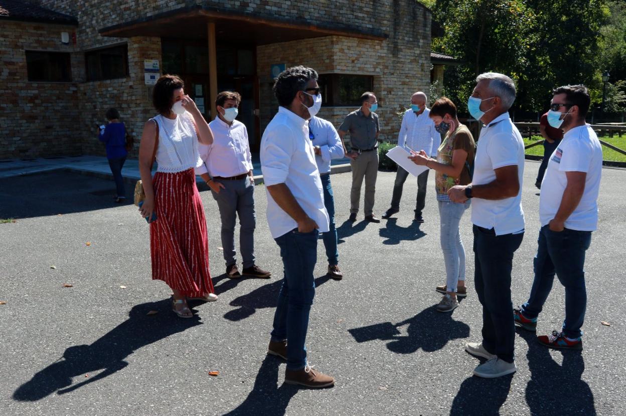 En primer plano, el consejero de Medio Rural, Alejandro Calvo, conversa con el alcalde de Sobrescobio, Marcelino Martínez, durante su visita a Riosa. 