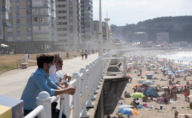 Coronavirus en Asturias | Cierra un bar en la playa de Salinas tras dar positivo por covid dos clientes y un camarero