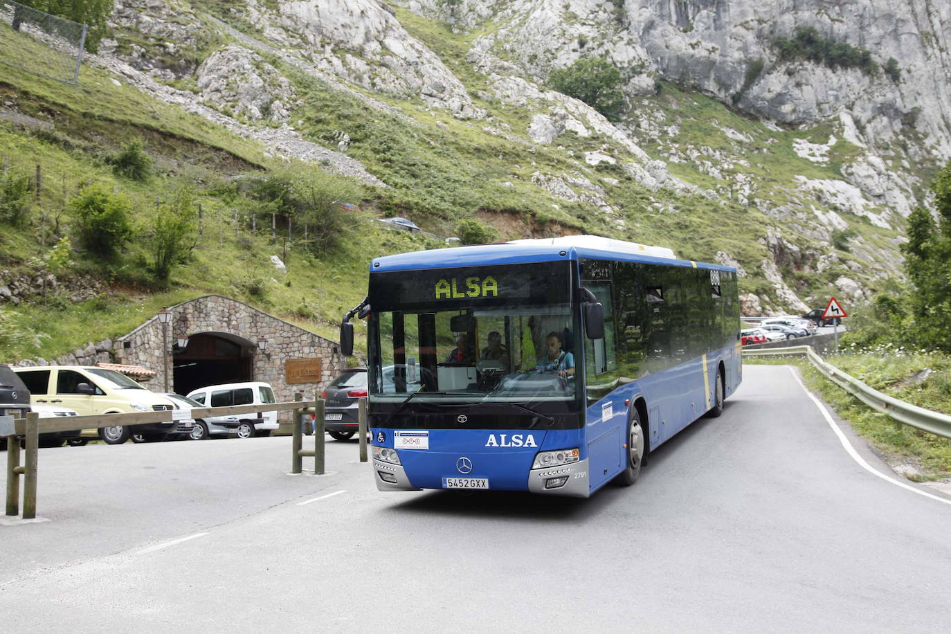 Un autobús en Poncebos. 