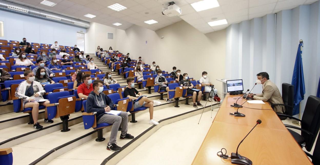 Juan Carlos Campo, director de la EPI, durante su discurso de bienvenida a alumnos de primero. 