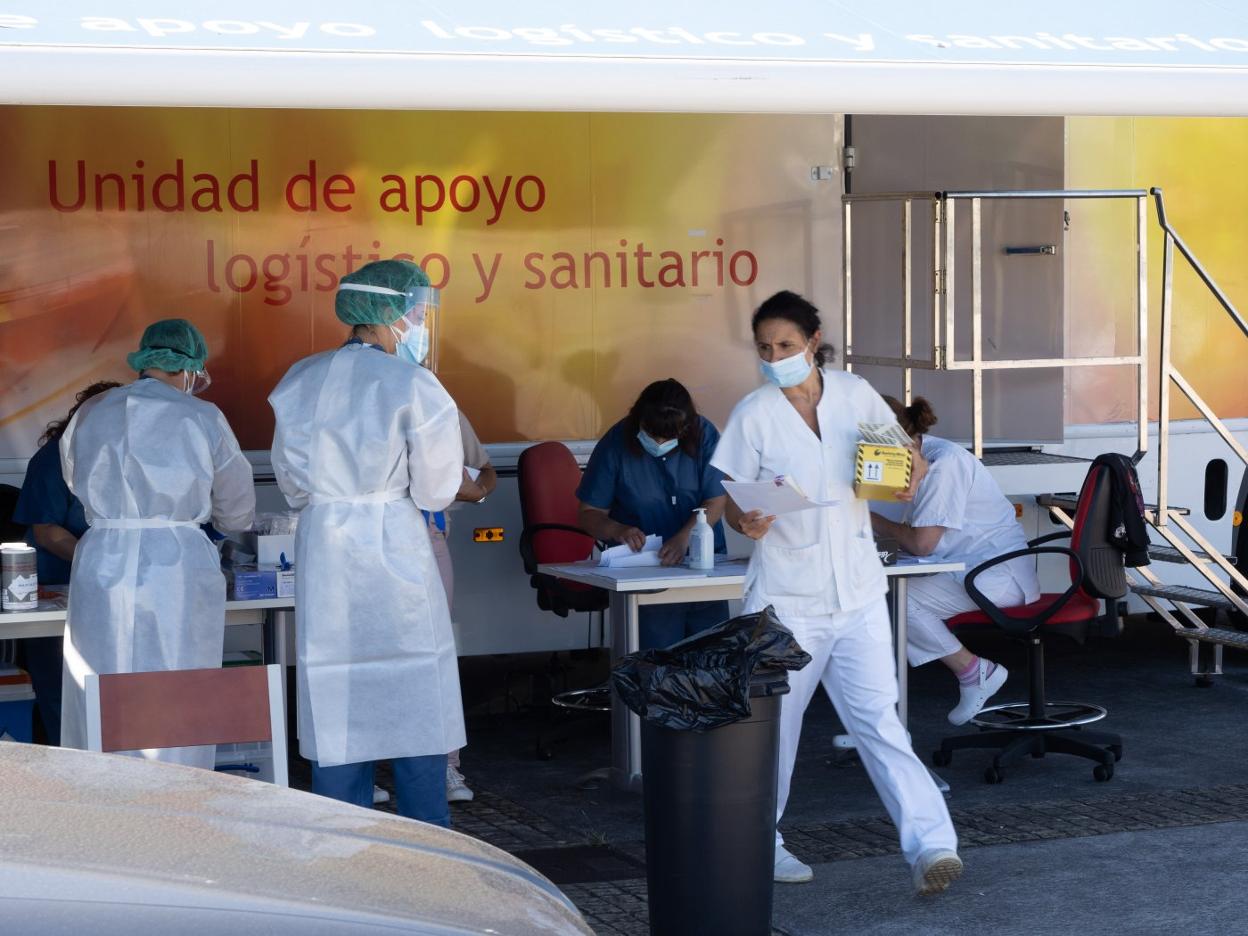 Personal sanitario en la zona habilitada en Avilés para realizar pruebas masivas de detección del coronavirus. 