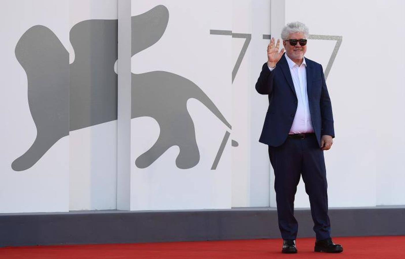 Pedro Almodóvar optó por este sencillo traje azul oscuro con camisa en color blanco.