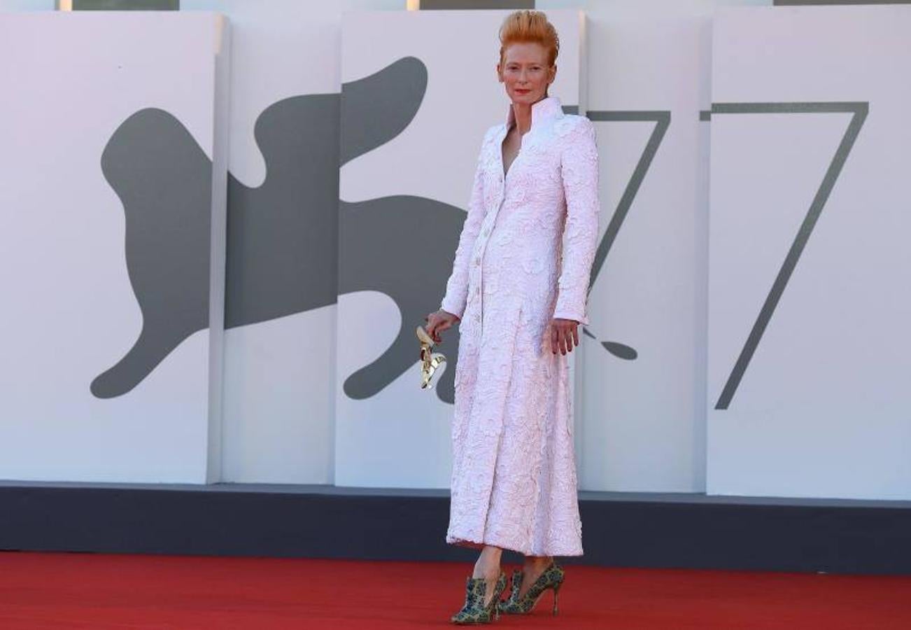 Tilda Swinton: la actriz se convirtió en una de las protagonistas de la alfombra roja con este vestido abrigo de Chanel Alta Costura que combinó con unos zapatos de estilo victoriano.