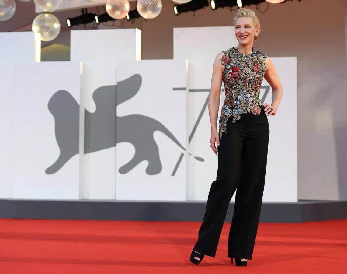 Cate Blanchett: la actriz se decantó por un llamativo cuerpo ajustado a su silueta y asimétrico, adornado con flores de lentejuelas y pedrería en tonos dorados y rojos. Un look que completó con zapatos de plataforma y unos pantalones de pinza anchos en color negro.