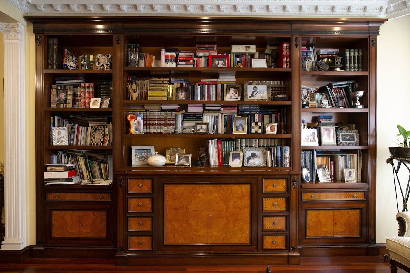 En clave tradicional. En el centro de Gijón, el arquitecto de interiores Joaquín Caamaño diseñó mobiliario para combinar con mesas auxiliares y minivitrinas que guardan colecciones y recuerdos de familia.