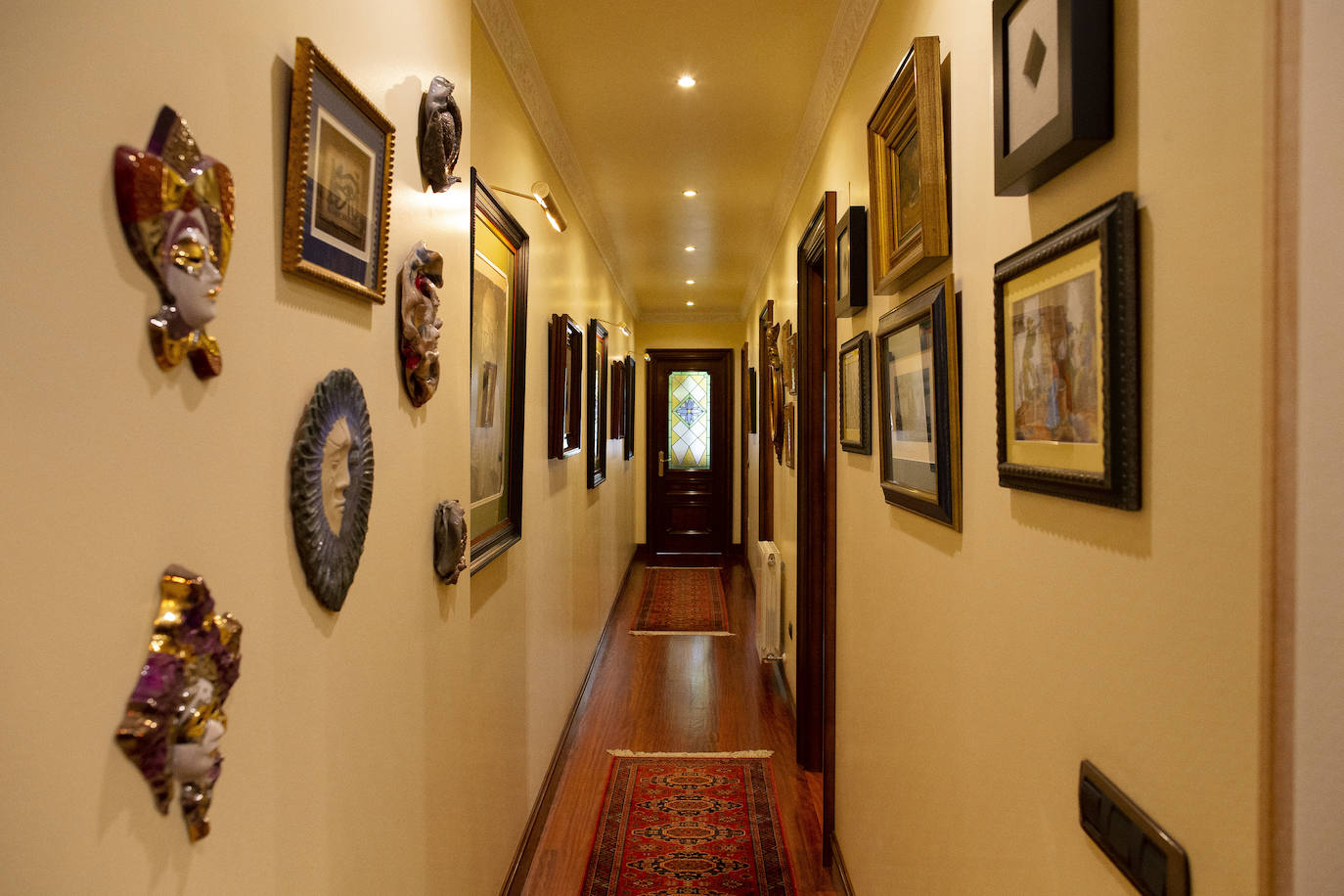 En clave tradicional. En el centro de Gijón, el arquitecto de interiores Joaquín Caamaño diseñó mobiliario para combinar con mesas auxiliares y minivitrinas que guardan colecciones y recuerdos de familia.