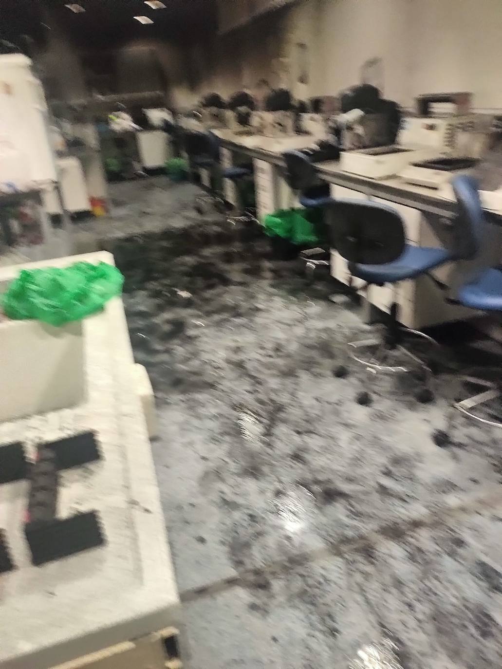 Fotos: Los bomberos sofocan un incendio en el HUCA