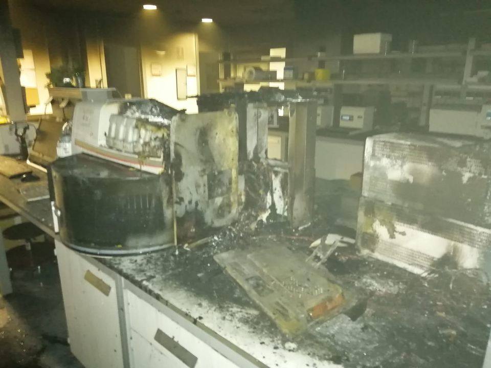 Fotos: Los bomberos sofocan un incendio en el HUCA