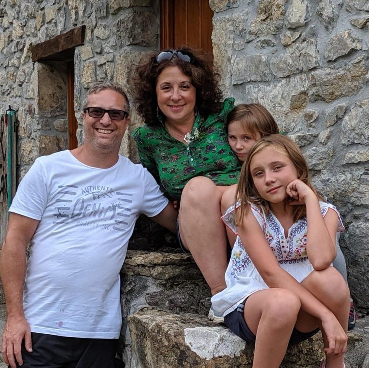 Luis, Louise y sus hijas, Morgan y Aston, en el pueblo de Tresmonte. 