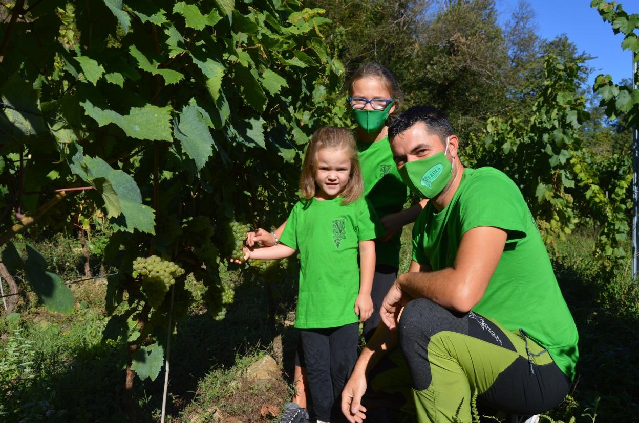 El bodeguero Luciano Gómez, junto a sus hijas Carla y Lola, en sus viñedos, en Puenticiella. 