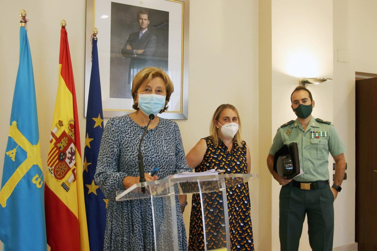 Delia Losa, Raquel Casado y Gerardo Suárez, en la sede de Delegación de Gobierno, en Oviedo. 