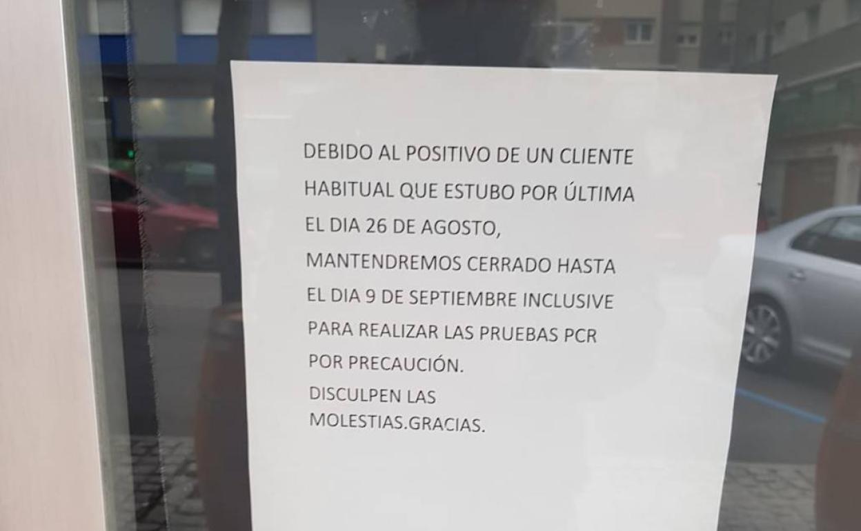 Un cartel advierte a los clientes del bar del cierre. 